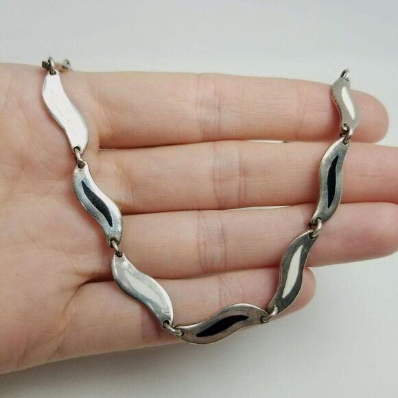 Vintage Sterling Silver Black and White Enamel Wavy Link Chain Necklace 16 Inch - Picture 8 of 9
